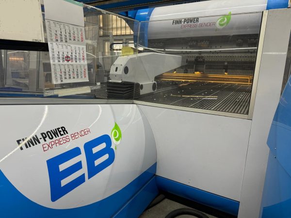 Centro di piegatura ibrida Finn-Power EBe5 + LUT